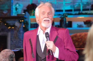 1200px-Kenny_Rogers_(11034289625)
