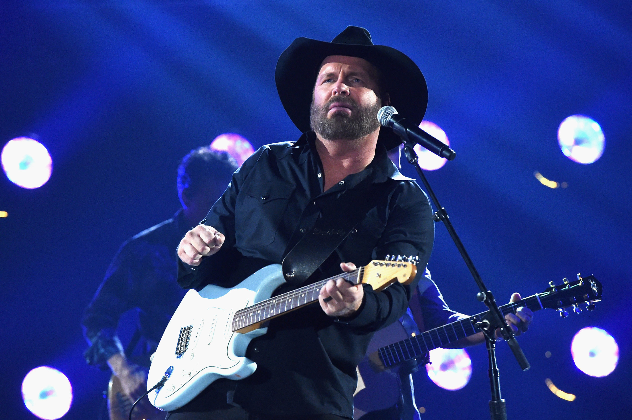 Why Garth Brooks wore a Barry Sanders Detroit Lions jersey for his entire  Ford Field concert 