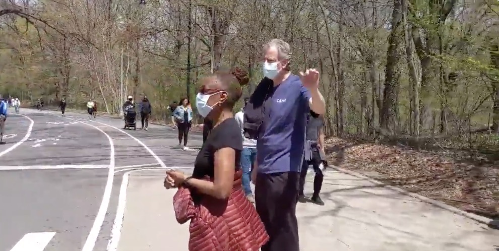 Protestor Confronts Bill de Blasio Over Non-Essential Travel to Brooklyn