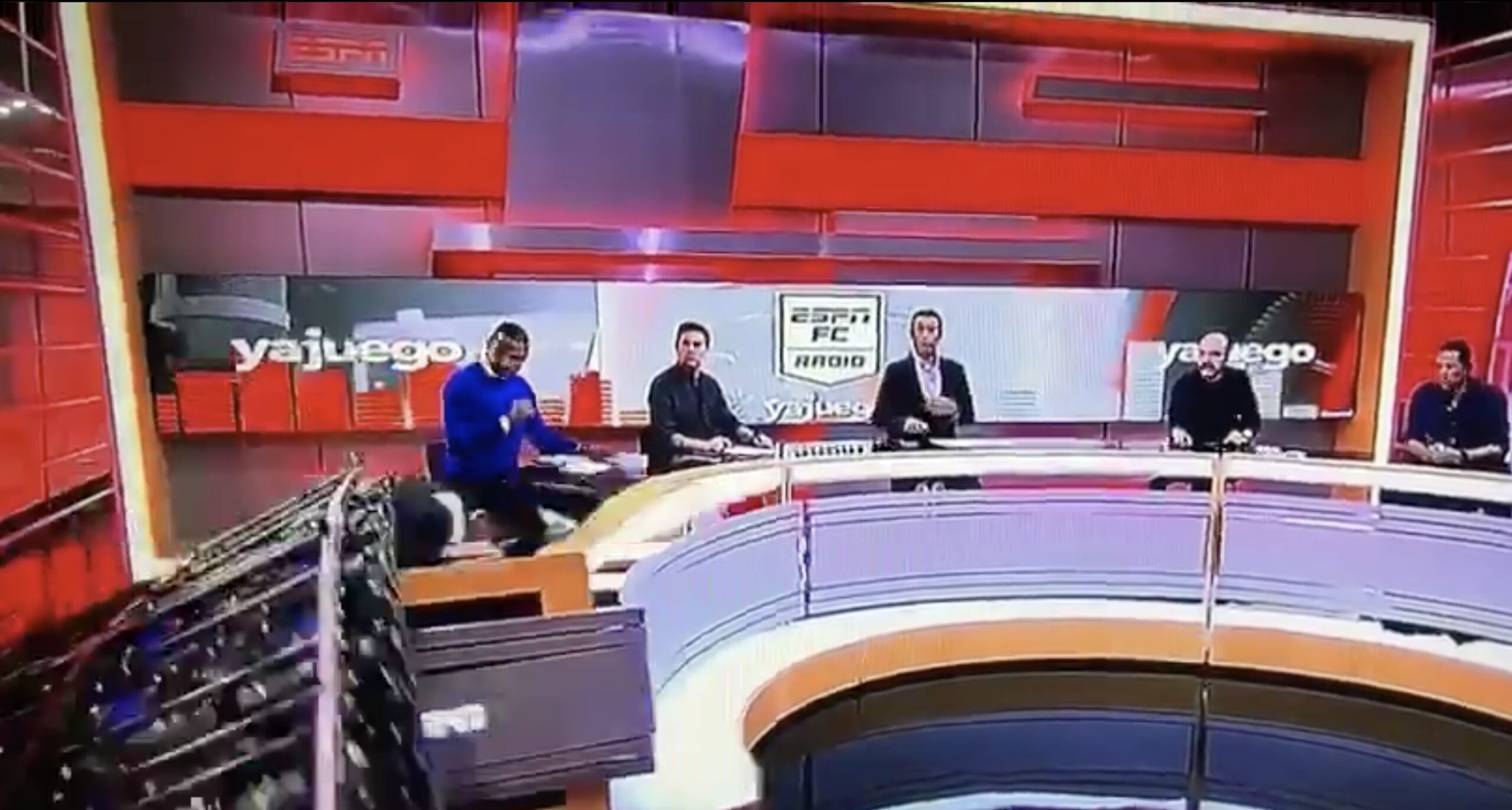 ESPN Deportes reporter goes absolutely nuts during MNF at Estadio