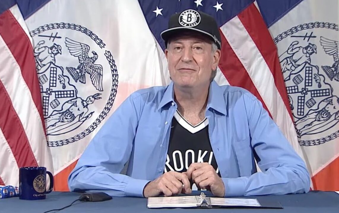 NYC Mayor Bill de Blasio, while wearing a NY Knicks hat, calls out