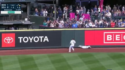 Mariners left fielder Jake Fraley botches a fly ball