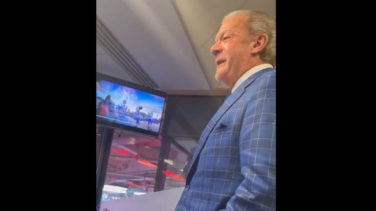 Colts Owner Jim Irsay Hands Out Signed $100 to Bills Fans