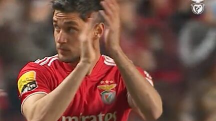 Roman Yaremchukc Overwhelmed By Beautiful Standing Ovation from Benfica Supporters