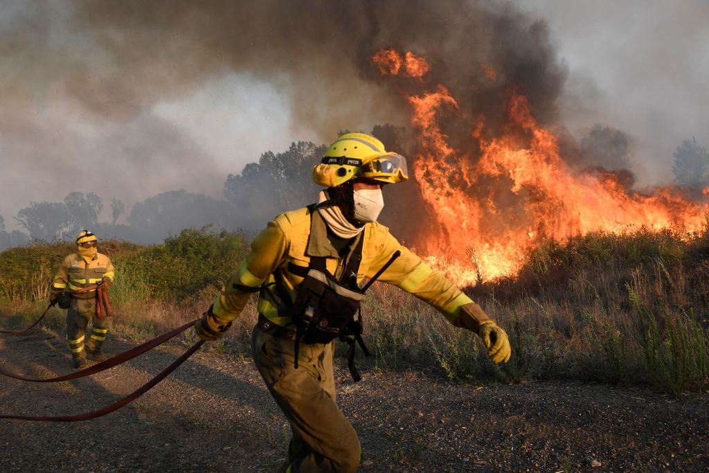 firefighters battling wildfire in Spain July 2022