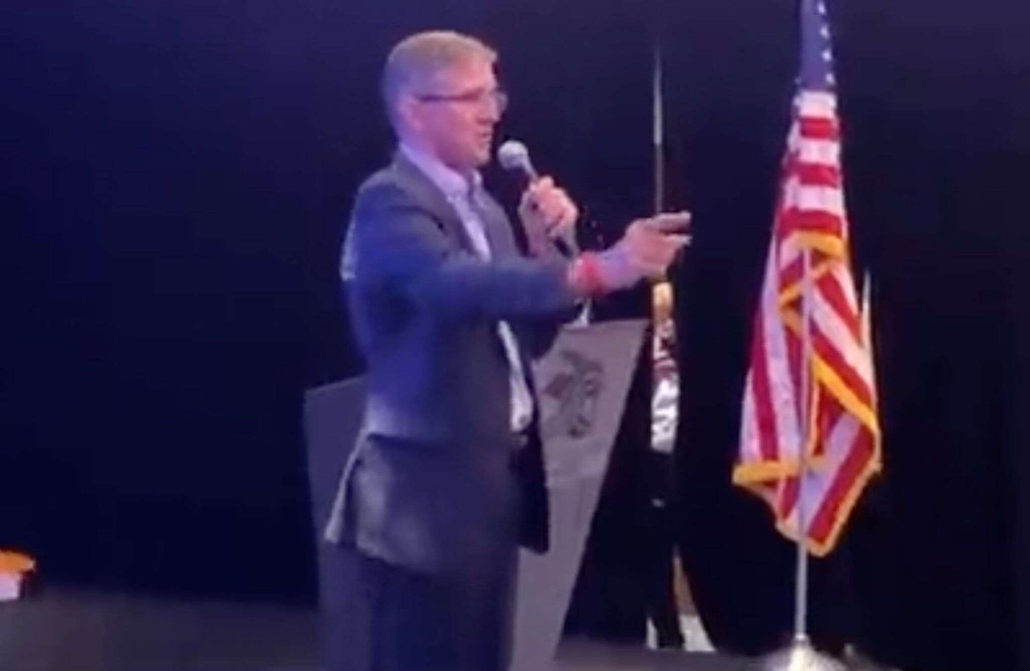 Michael Flynn Predicts State Governors Will Soon ‘Declare War’ in Shocking Arizona Campaign Speech (mediaite.com)