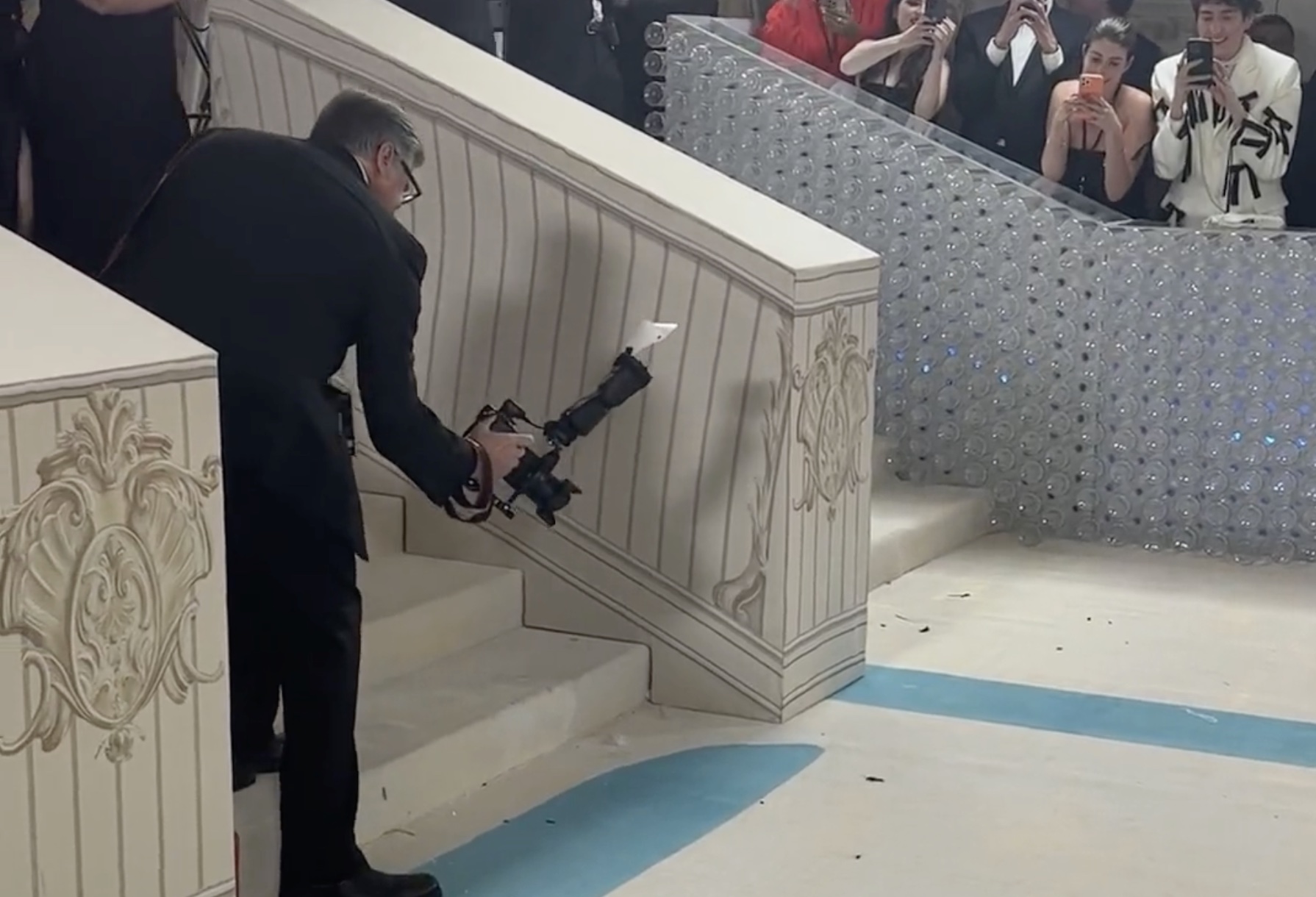 Cockroach Steals the Show, Chases Photographer at Met Gala Red Carpet (mediaite.com)
