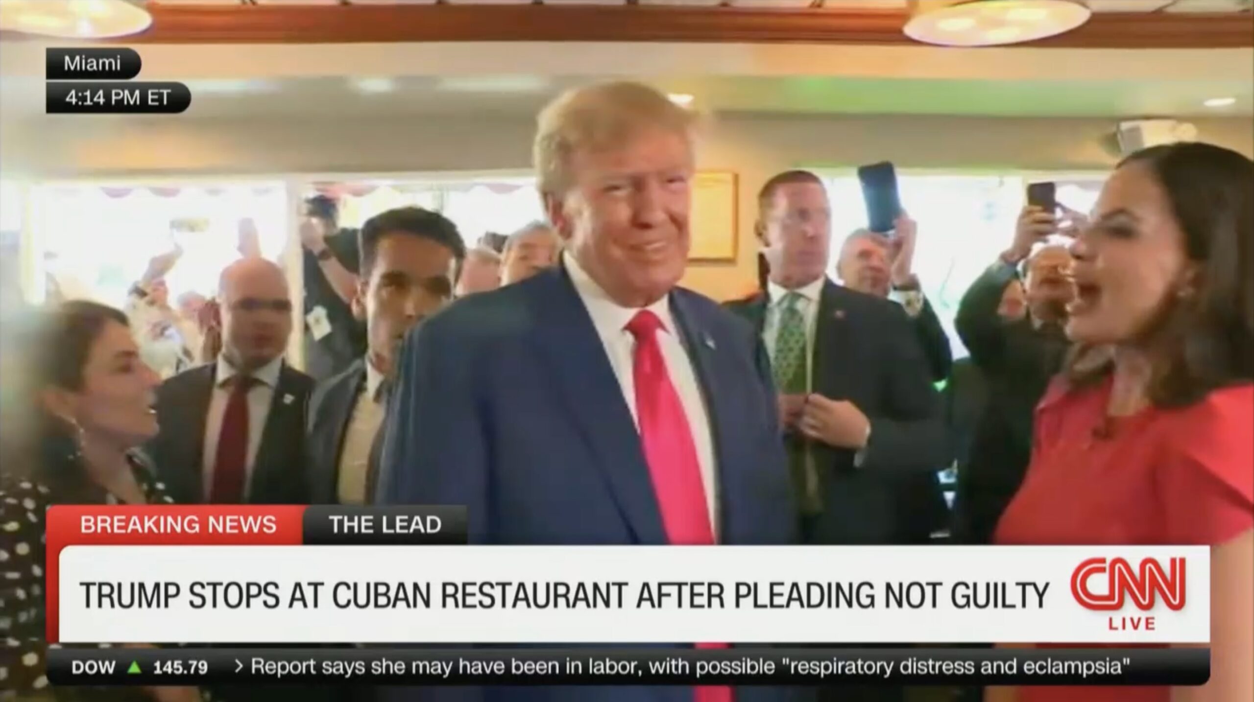 Trump Reportedly Left Restaurant Without Paying Any Bills After Telling His Supporters ‘Food For Everyone!’ (mediaite.com)