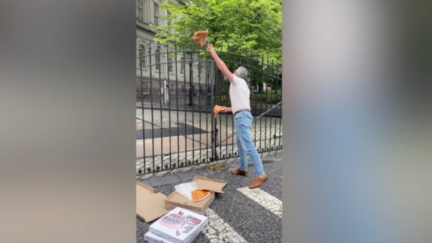 Man Throws Pizza at New York City Hall in Protest of Proposed Oven Crackdown: ‘Give Us Pizza Or Give Us Death’ (mediaite.com)