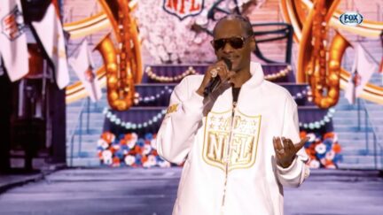 Snoop Dogg jokes about Bill Belichick's girlfriend at NFL Honors