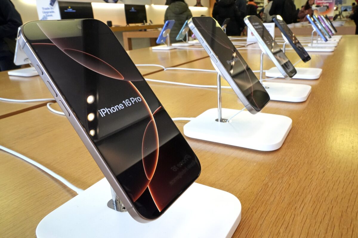 iPhones at Apple Store