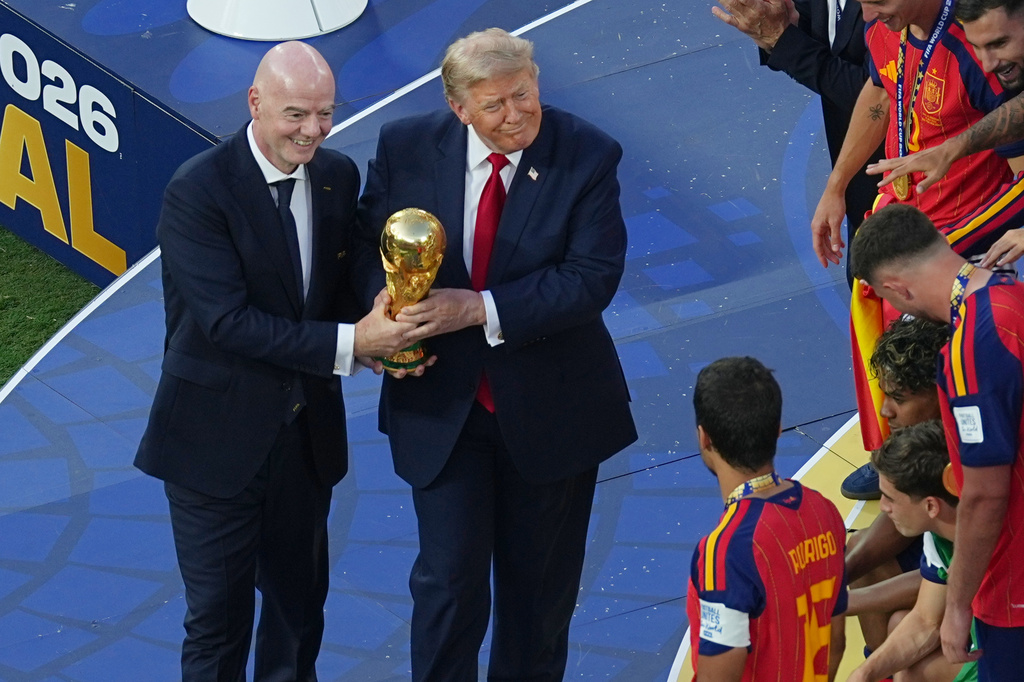 Gianni Infantino and trump with world cup trophy